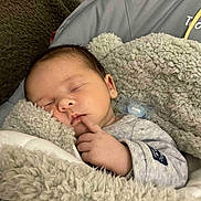 Mylo a rejoint le concours — aidez-le/la à gagner de superbes lots ! baby, sleeping, blanket, pacifier, cozy, infant, soft, clothing, cute, peaceful, face, hand, closeup, indoors, child, resting, portrait, warm, comfort, newborn