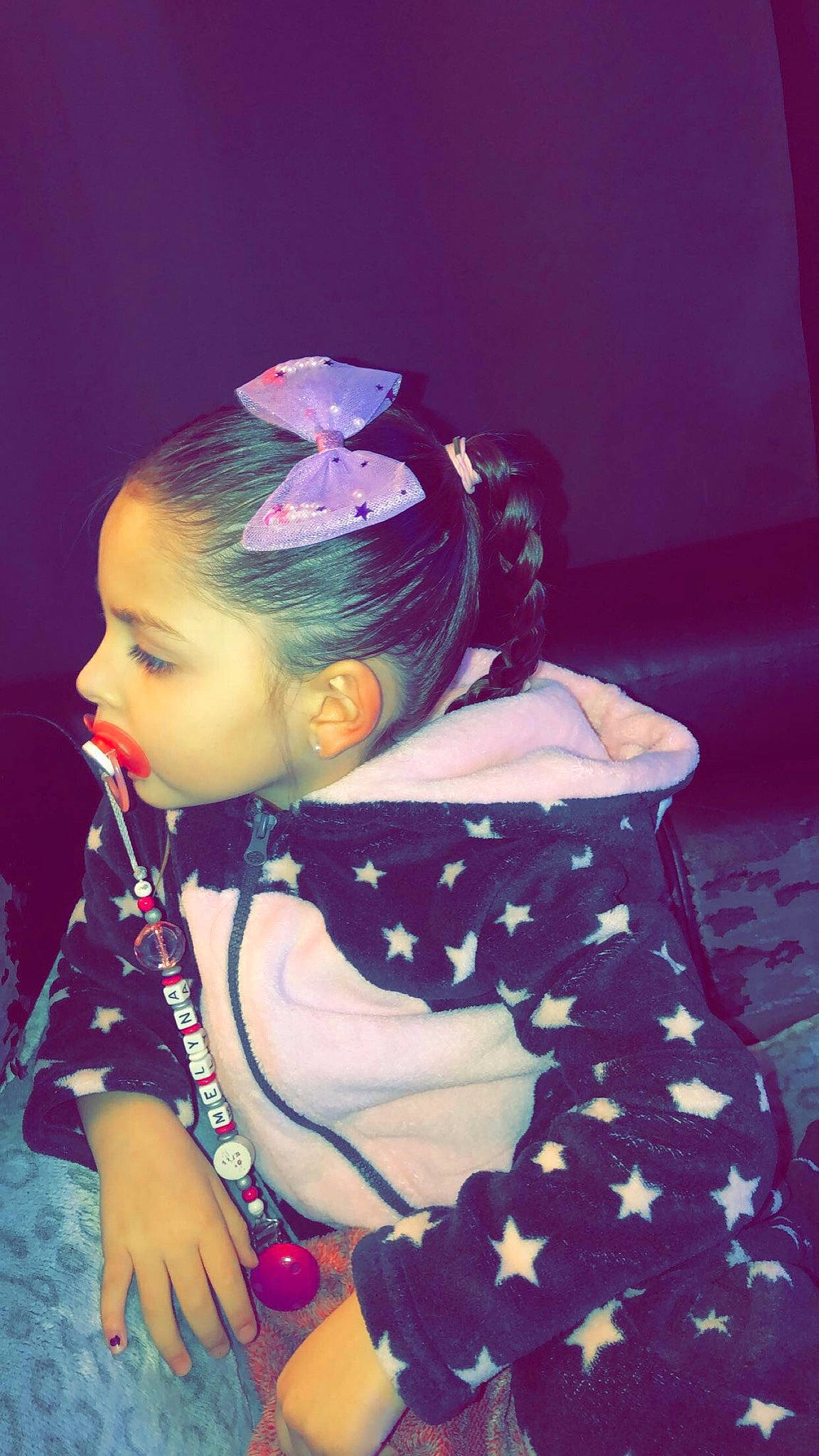 Mëlyna participe au concours pour gagner de l'argent avec cette photo : baby_toddler_clothing, child, costume, electric_blue, entertainment, event, fashion_accessory, fashion_design, flash_photography, happy, headpiece, jewellery, magenta, pattern, person, pink, purple, sitting, toddler, tradition