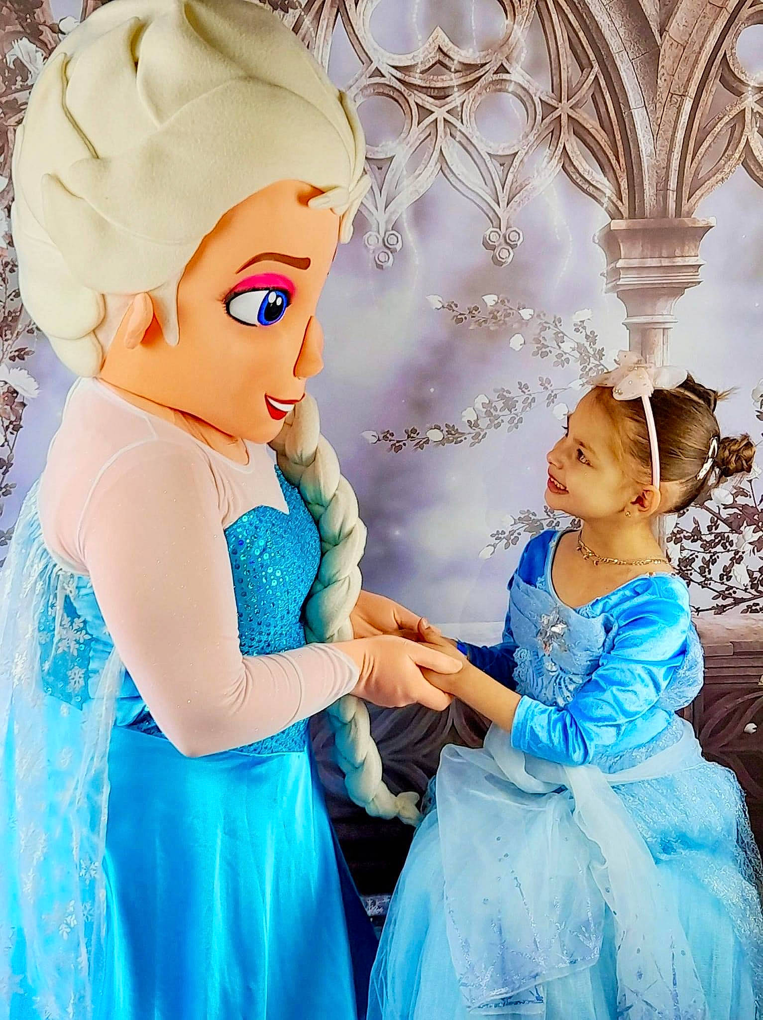 Mëlyna a rejoint le concours — aidez-le/la à gagner de superbes lots ! azure, blue, cartoon, dress, eye, facial_expression, fashion, gesture, hairstyle, happy, head, organ, person, photograph, pink, skin, standing, style, textile, toy