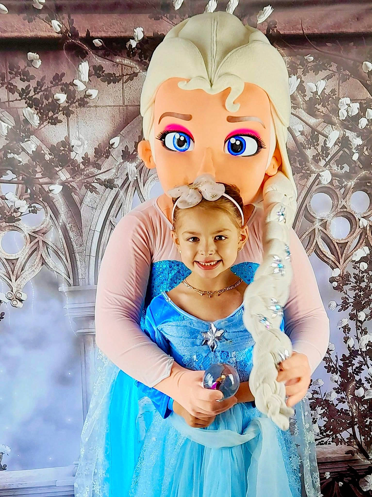 Mëlyna a rejoint le concours — aidez-le/la à gagner de superbes lots ! aqua, azure, child, costume, dress, electric_blue, event, fashion_design, fictional_character, fun, gesture, hairstyle, happy, interaction, joy, person, pink, skin, textile, toy