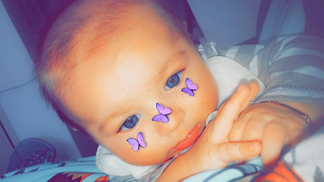 Gabriel a rejoint le concours — aidez-le/la à gagner de superbes lots ! cheek, chin, ear, eyebrow, eyelash, finger, gesture, hairstyle, hand, happy, human_body, iris, leg, lip, mouth, nail, nose, person, skin, thumb