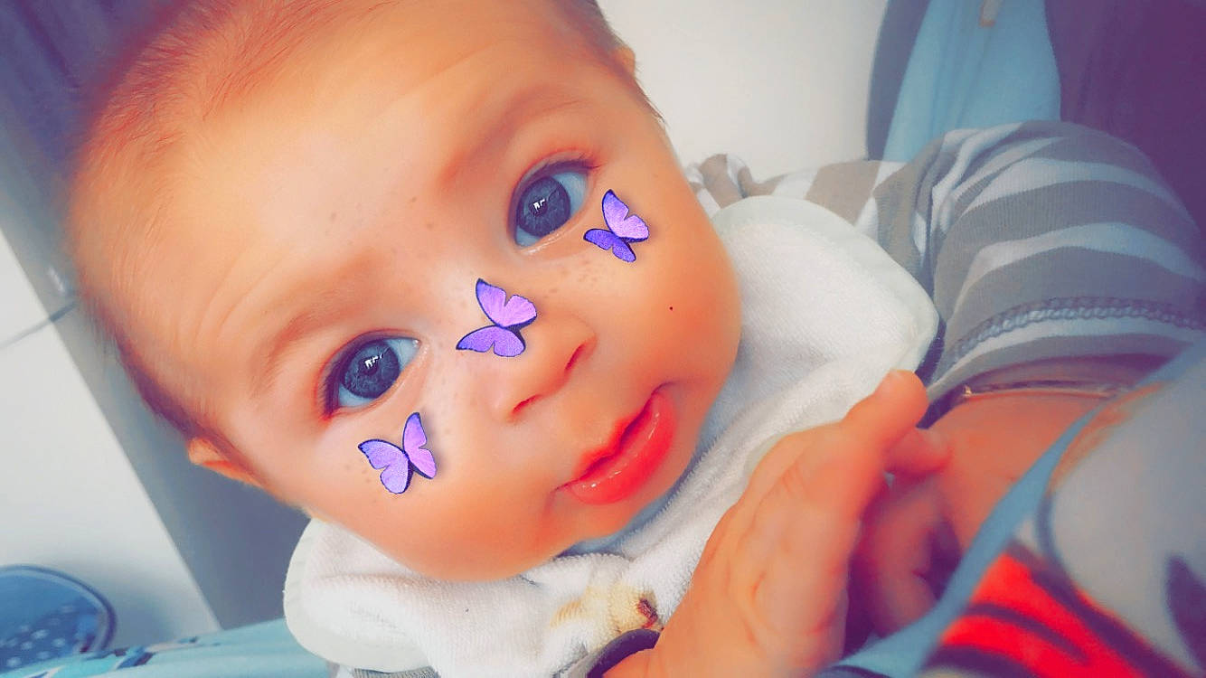 Gabriel a rejoint le concours — aidez-le/la à gagner de superbes lots ! abdomen, cheek, chest, child, eyebrow, eyelash, finger, gesture, hand, happy, lip, mouth, nail, nose, person, service, skin, thumb, toddler, toy