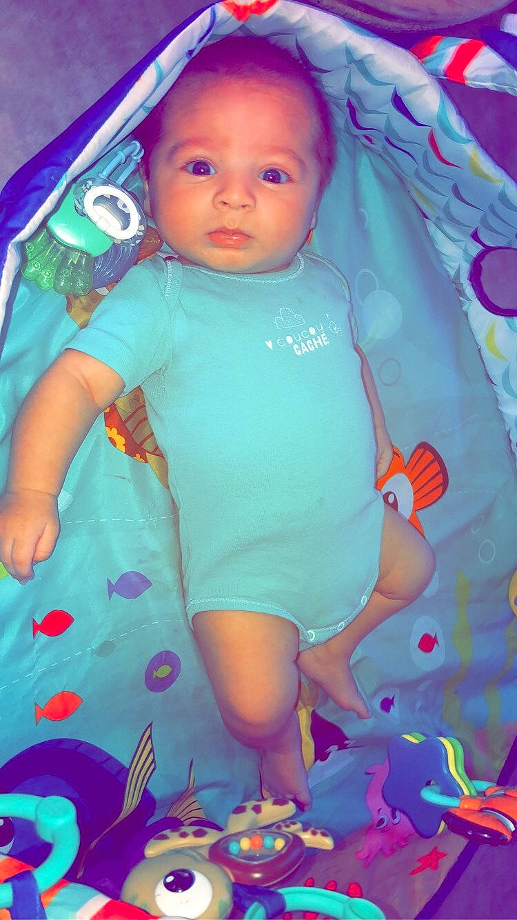 Gabriel a rejoint le concours — aidez-le/la à gagner de superbes lots ! azure, baby, baby_toddler_clothing, blue, cheek, eye, facial_expression, finger, fun, happy, iris, orange, organ, person, pink, product, purple, skin, sleeve, textile