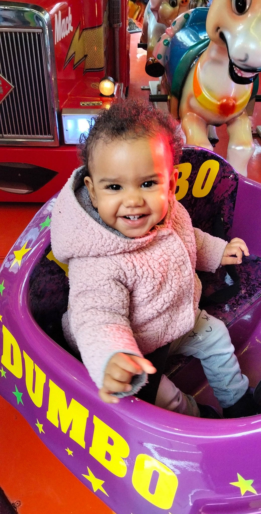 Djaya a rejoint le concours — aidez-le/la à gagner de superbes lots ! baby, baby_products, baby_toddler_clothing, cheek, child, event, facial_expression, fun, happy, joy, leisure, motor_vehicle, person, pink, recreation, sitting, skin, smile, snapshot, toddler