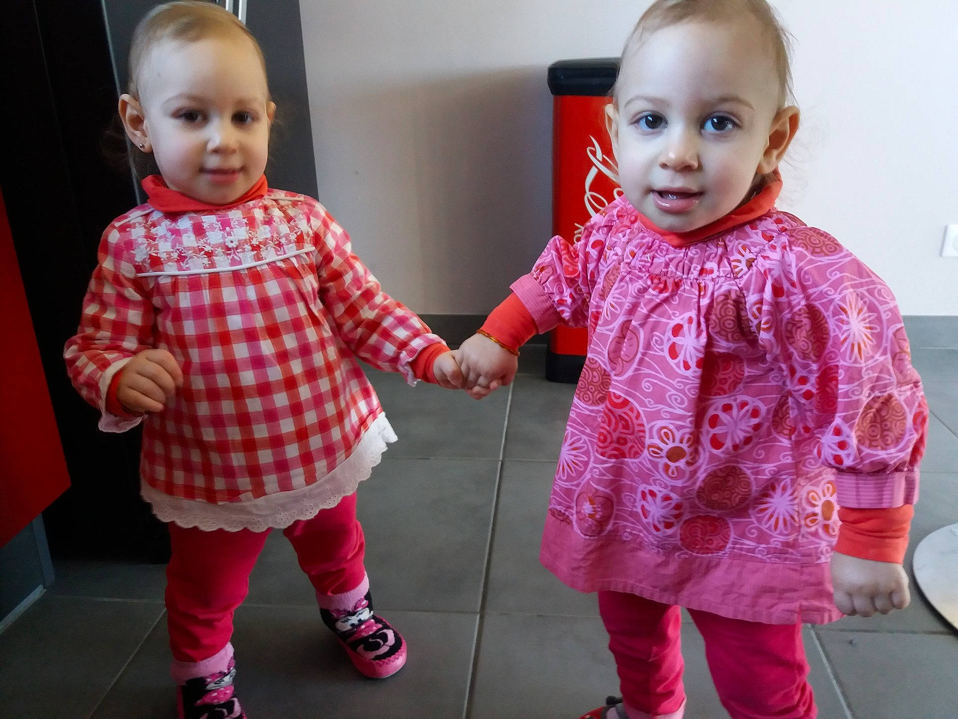 Chaïly Et Yona participe au concours pour gagner de l'argent avec cette photo : child, day, fun, girl, infant, material, outerwear, pattern, person, pink, product, red, skin, standing, textile, toddler