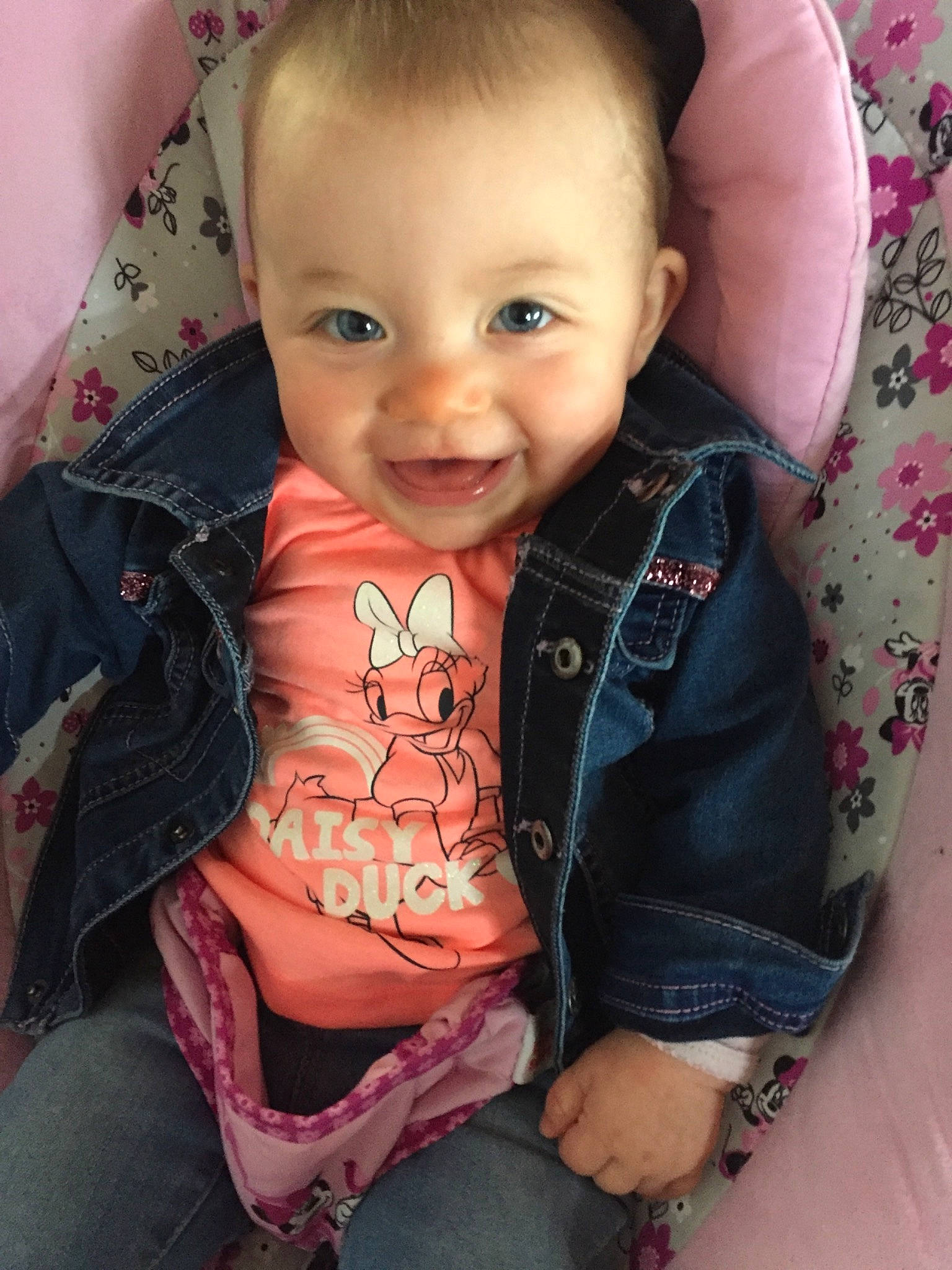 Clélia a rejoint le concours — aidez-le/la à gagner de superbes lots ! arm, baby, cheek, child, eye, face, finger, forehead, hand, head, iris, lip, neck, nose, person, pink, sitting, skin, smile, thumb