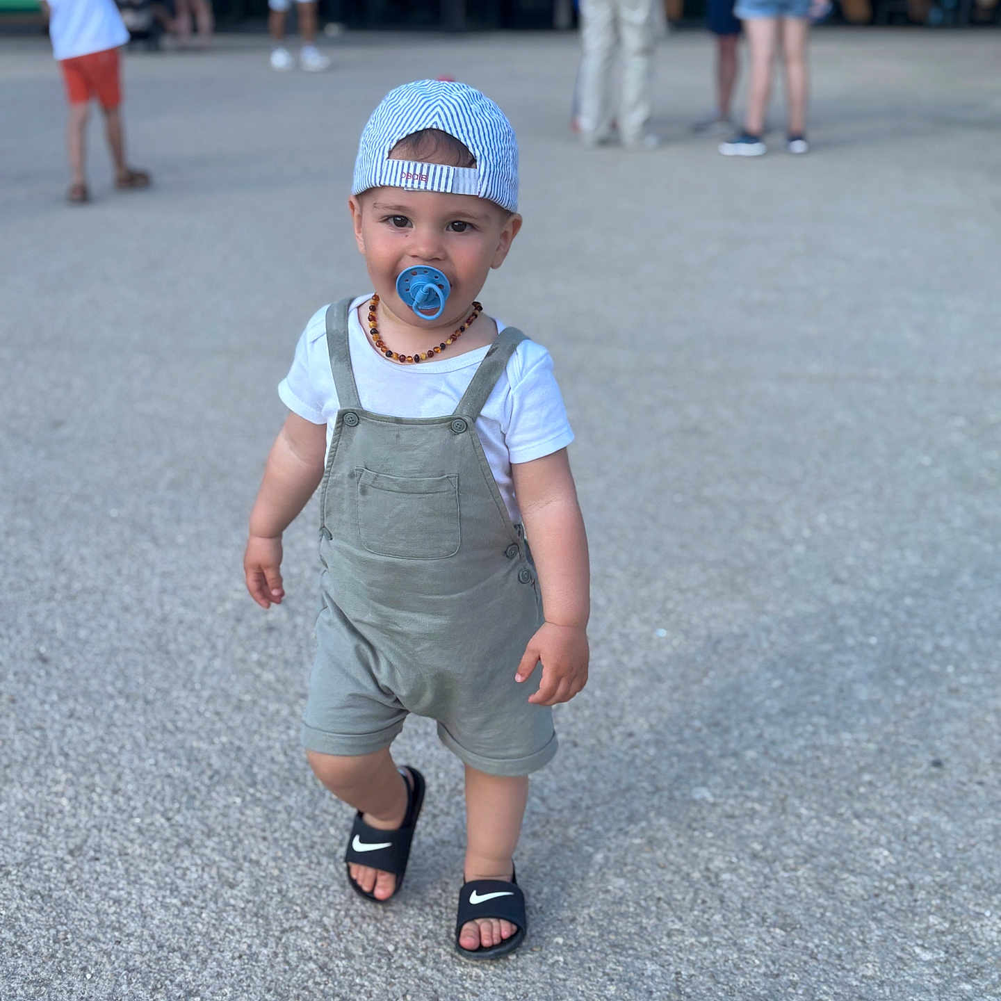 Noé participe au concours pour gagner de l'argent avec cette photo : accessories, baseballcap, boy, cap, child, clothing, face, footwear, hat, head, jewelry, male, necklace, pants, person, photography, portrait, sandal, shoe, shorts