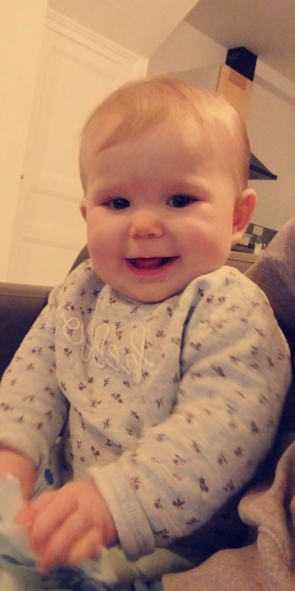 Maëlle a rejoint le concours — aidez-le/la à gagner de superbes lots ! baby, baby_toddler_clothing, cheek, chin, eye, eyebrow, facial_expression, finger, happy, human_body, iris, joy, lip, mouth, neck, nose, person, product, skin, sleeve