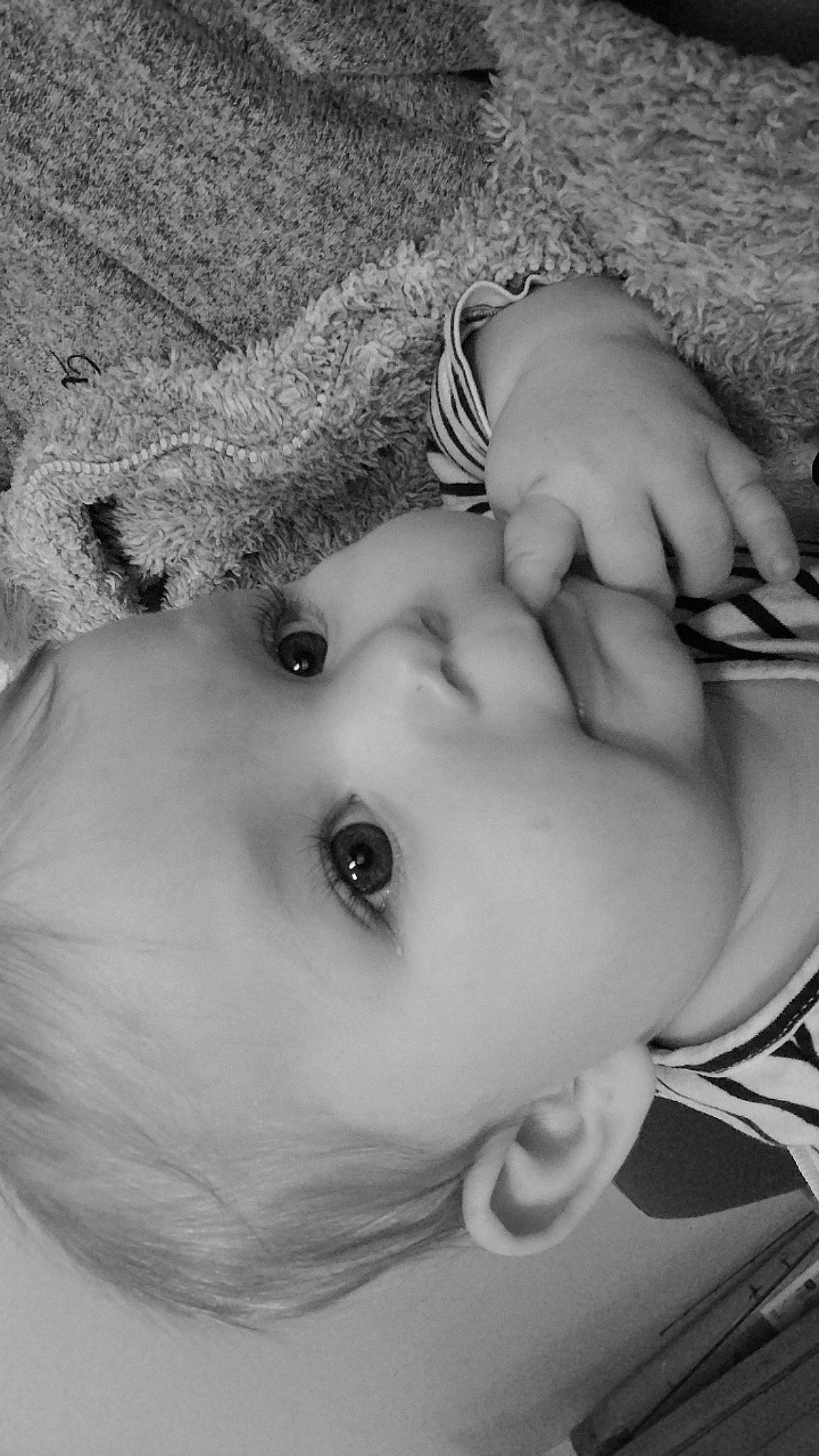 Maëlle a rejoint le concours — aidez-le/la à gagner de superbes lots ! arm, black_and_white, cheek, eyebrow, eyelash, finger, flash_photography, gesture, hand, happy, human_body, iris, lip, mammal, mouth, nose, organ, person, skin, style