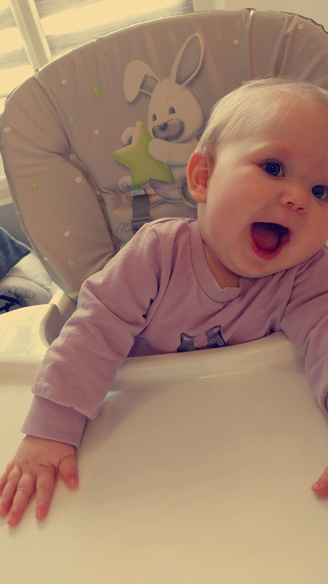 Maëlle a rejoint le concours — aidez-le/la à gagner de superbes lots ! baby, baby_toddler_clothing, cheek, child, comfort, finger, flooring, happy, mouth, nose, person, rabbit, room, skin, sleeve, smile, t_shirt, textile, toddler, toy