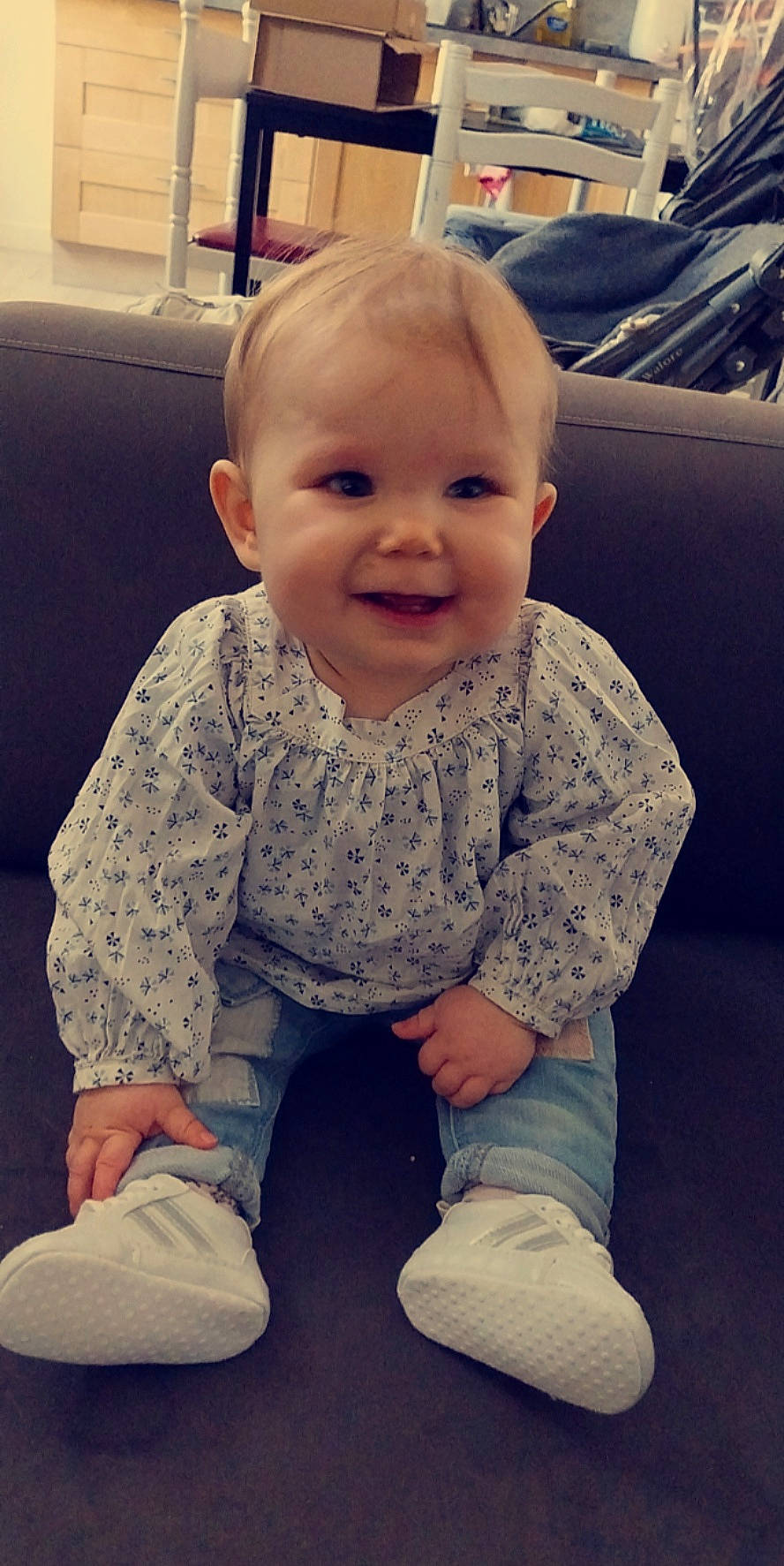 Maëlle a rejoint le concours — aidez-le/la à gagner de superbes lots ! baby_toddler_clothing, cheek, chin, comfort, cool, finger, floor, flooring, hairstyle, happy, head, human_body, joy, mouth, nose, person, shoulder, skin, sleeve, smile