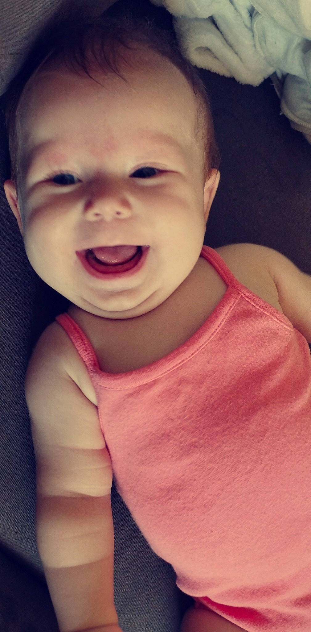 Maëlle participe au concours pour gagner de l'argent avec cette photo : baby_toddler_clothing, cheek, chin, cool, finger, gesture, happy, human_body, iris, jaw, lip, mouth, muscle, neck, nose, person, pink, skin, sleeve, smile