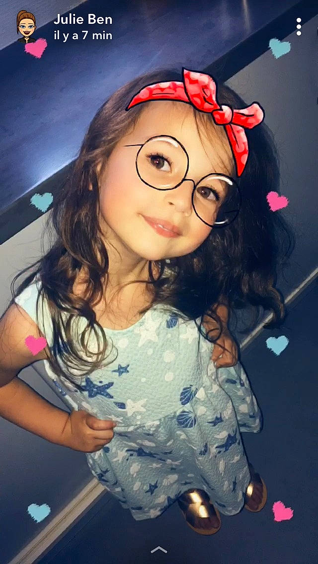 Lilia participe au concours pour gagner de l'argent avec cette photo : black_hair, brown_hair, cool, eyewear, fashion_accessory, fun, girl, glasses, hair_accessory, hairstyle, happiness, person, product, smile, vision_care