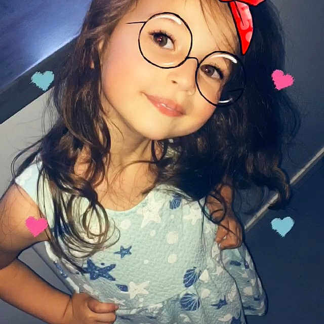Lilia participe au concours pour gagner de l'argent avec cette photo : black_hair, brown_hair, cool, eyewear, fashion_accessory, fun, girl, glasses, hair_accessory, hairstyle, happiness, person, product, smile, vision_care