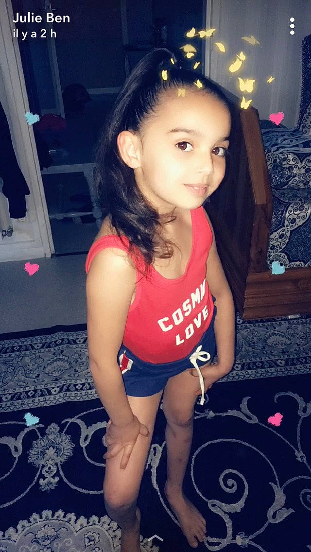 Sana participe au concours pour gagner de l'argent avec cette photo : abdomen, beauty, black_hair, brown_hair, child, child_model, finger, fun, girl, hand, human_body, joint, leg, long_hair, organ, person, product, shoulder, smile, thigh