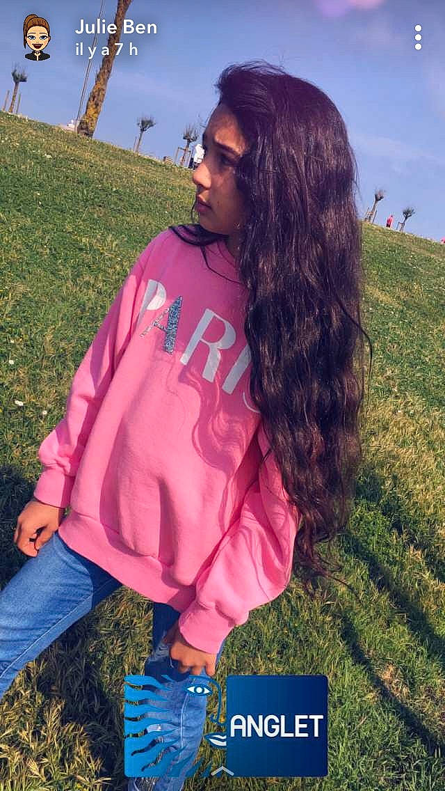 Kayla participe au concours pour gagner de l'argent avec cette photo : black_hair, brown_hair, cool, fun, girl, grass, hair_coloring, hairstyle, happiness, leisure, long_hair, person, pink, smile, summer