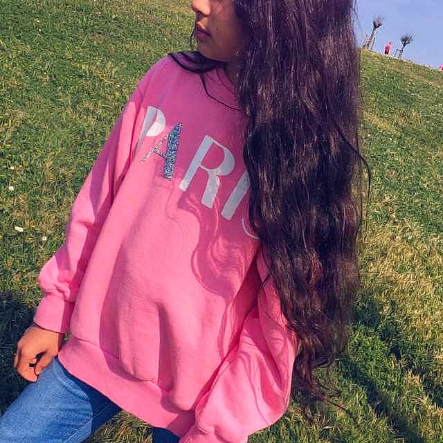 Kayla participe au concours pour gagner de l'argent avec cette photo : black_hair, brown_hair, cool, fun, girl, grass, hair_coloring, hairstyle, happiness, leisure, long_hair, person, pink, smile, summer