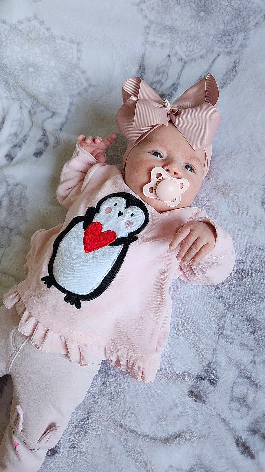 Giulyana participe au concours pour gagner de l'argent avec cette photo : baby, infant, pacifier, headband, bow, pink_clothing, penguin_design, blanket, soft_toys, cute, sleepwear, lying_down, child, indoors, portrait, newborn, cozy, adorable, baby_girl, comfort