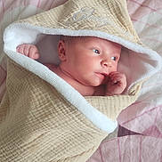 Giulyana a rejoint le concours — aidez-le/la à gagner de superbes lots ! baby, infant, wrapped, towel, hooded_towel, blanket, bed, soft_texture, skin, face, hand, newborn, cute, lying_down, indoors, portrait, peaceful, comfort, resting, pink