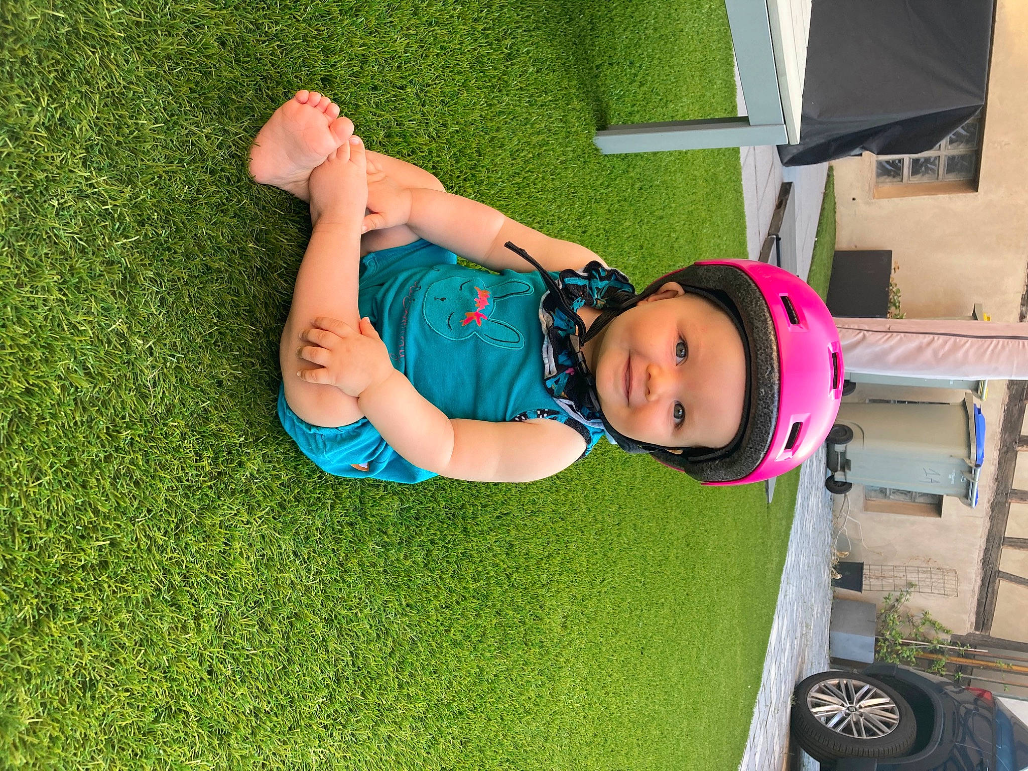 Axelle a rejoint le concours — aidez-le/la à gagner de superbes lots ! child, fun, grass, green, headwear, joy, lawn, leaf, leg, leisure, person, photography, plant, smile, summer, toddler, vacation