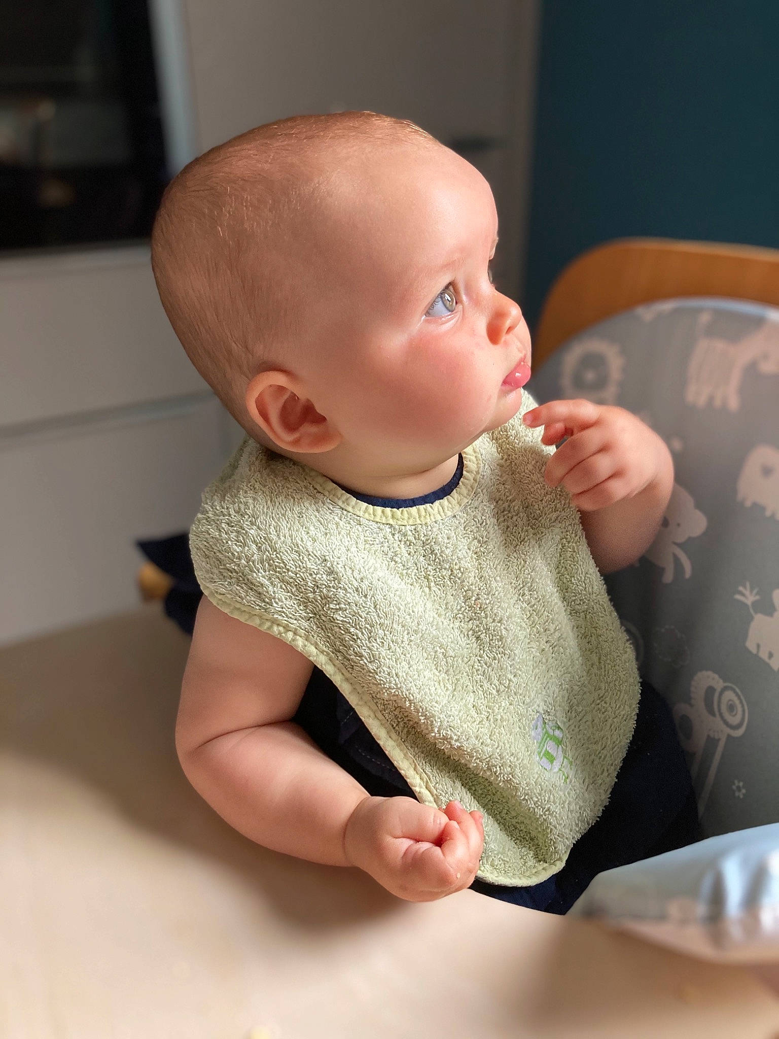 Axelle participe au concours pour gagner de l'argent avec cette photo : baby, cheek, child, ear, eating, finger, food, hand, head, nose, person, sitting, skin, toddler, tummy_time