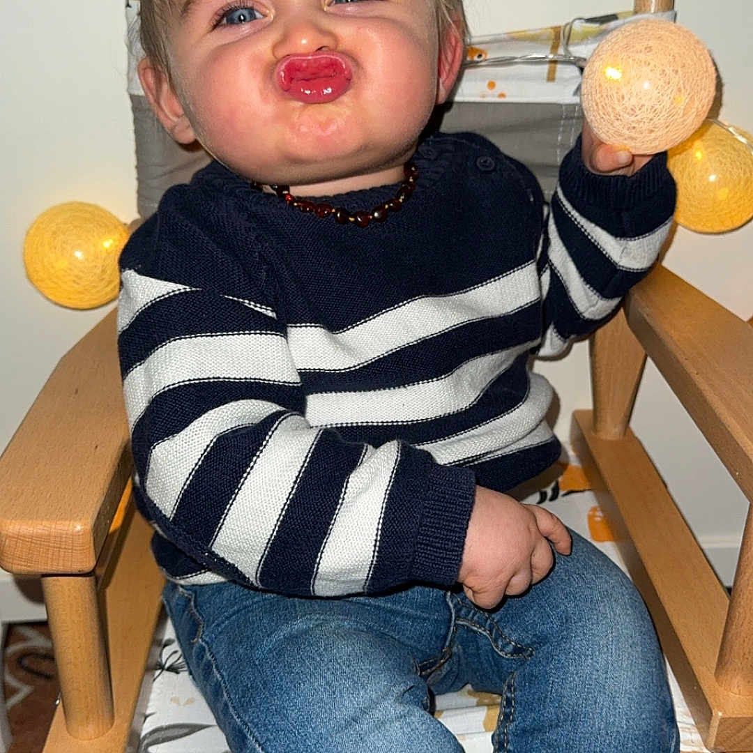 Lyam a rejoint le concours — aidez-le/la à gagner de superbes lots ! accessories, baby, bodypart, clothing, face, finger, furniture, hand, head, jeans, jewelry, necklace, pants, person, photography, plywood, portrait, sitting, sphere, wood