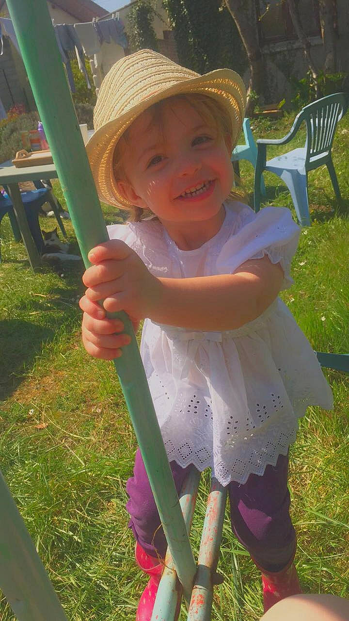 Zoey participe au concours pour gagner de l'argent avec cette photo : child, joy, person, play, smile, toddler