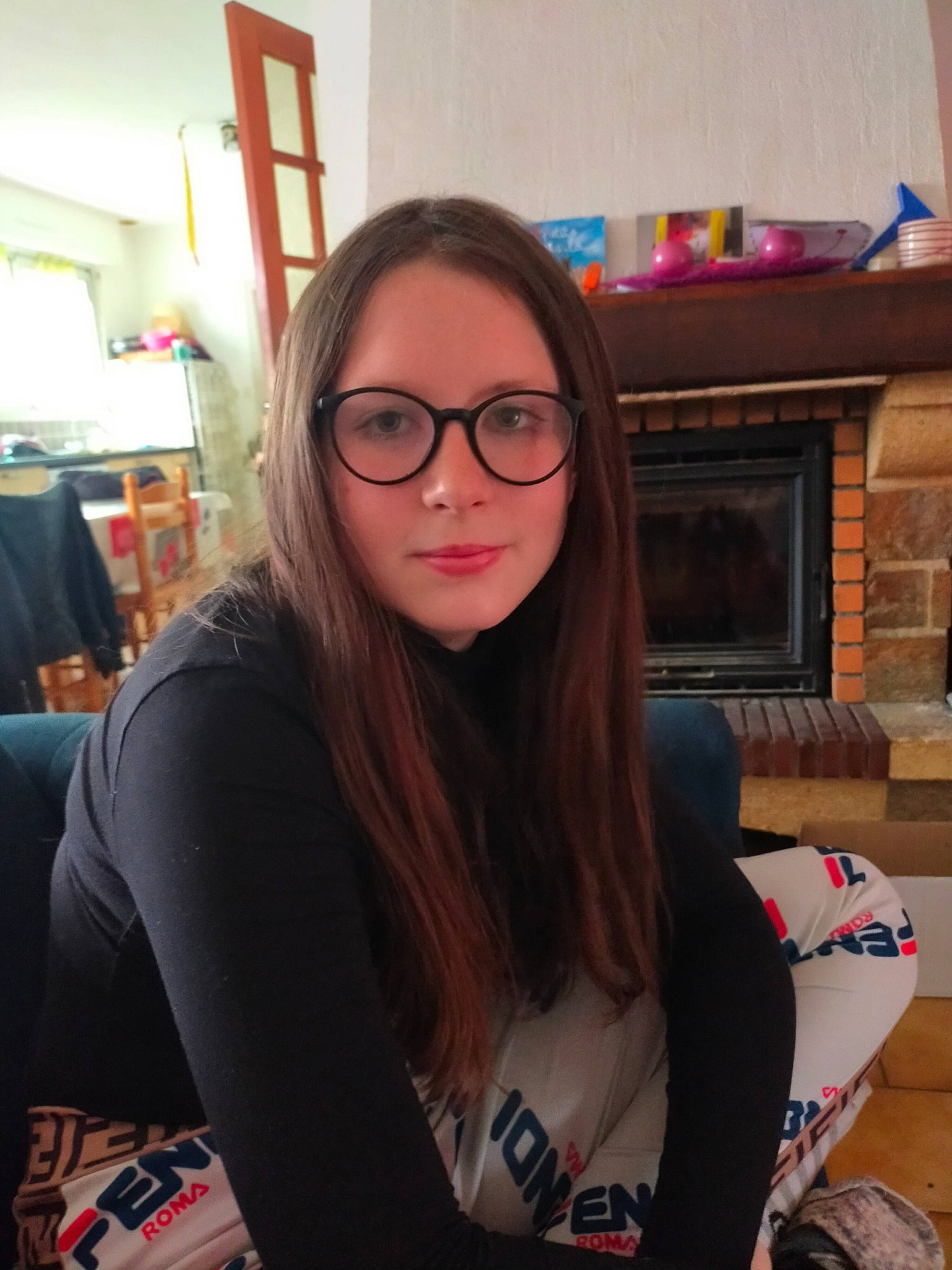 Elsa a rejoint le concours — aidez-le/la à gagner de superbes lots ! automotive_tire, black_hair, brown_hair, chest, cool, eyebrow, eyewear, fun, glasses, hairstyle, human_leg, lip, long_hair, person, selfie, shoulder, sleeve, smile, t_shirt, thigh