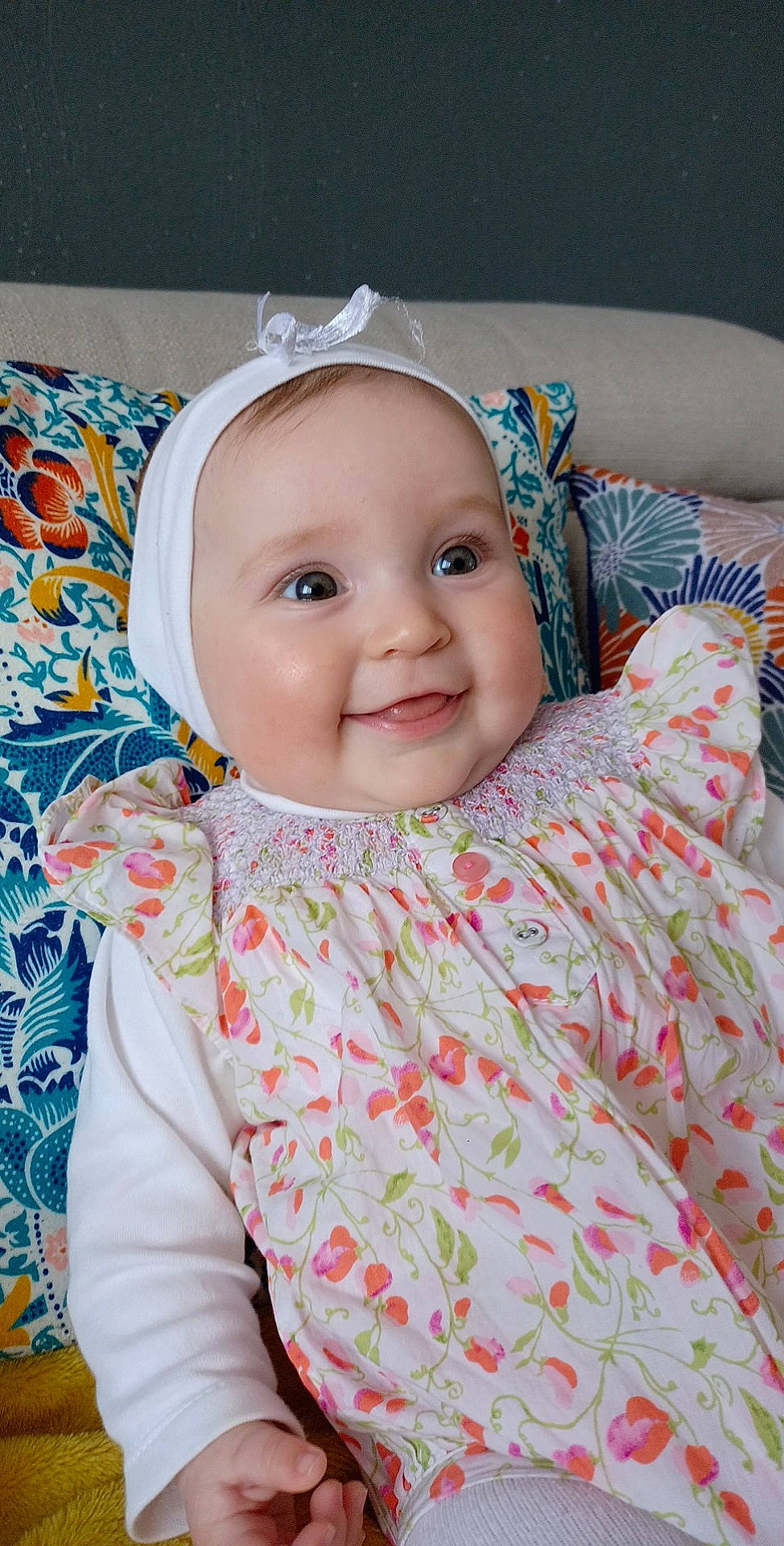 Mélia participe au concours pour gagner de l'argent avec cette photo : baby, baby_toddler_clothing, blue, cheek, child, comfort, eye, eyebrow, face, happy, headgear, headwear, iris, joy, linens, lip, person, pink, skin, sleeve