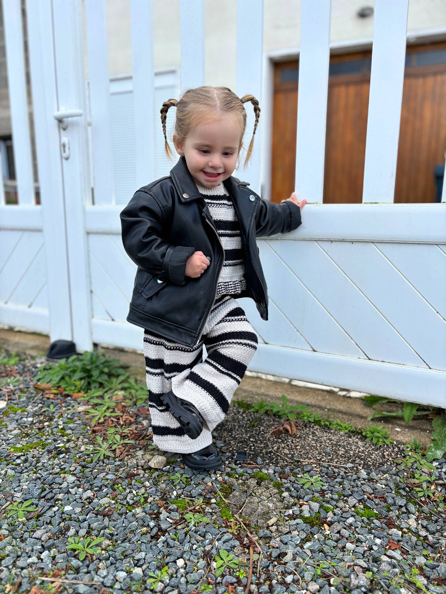 Alya participe au concours pour gagner de l'argent avec cette photo : art, autumn, baby, baby_toddler_clothing, child, deciduous, door, fun, grass, happy, jacket, joy, pattern, people_in_nature, person, sitting, sleeve, smile, soil, toddler