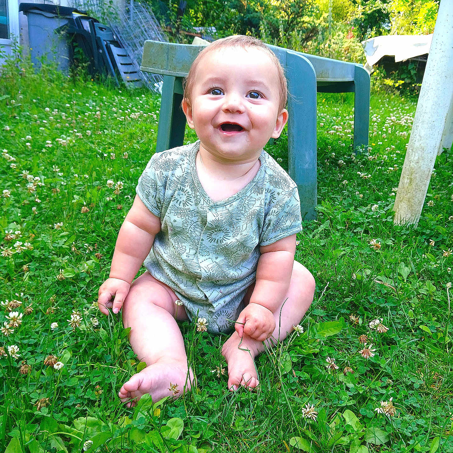 Ayden a rejoint le concours — aidez-le/la à gagner de superbes lots ! baby, child, clover, cute, daylight, flower, garden, grass, greenery, happy, infant, natural_light, nature, one_person, outdoor, plastic_chair, playful, sitting, smiling, summer