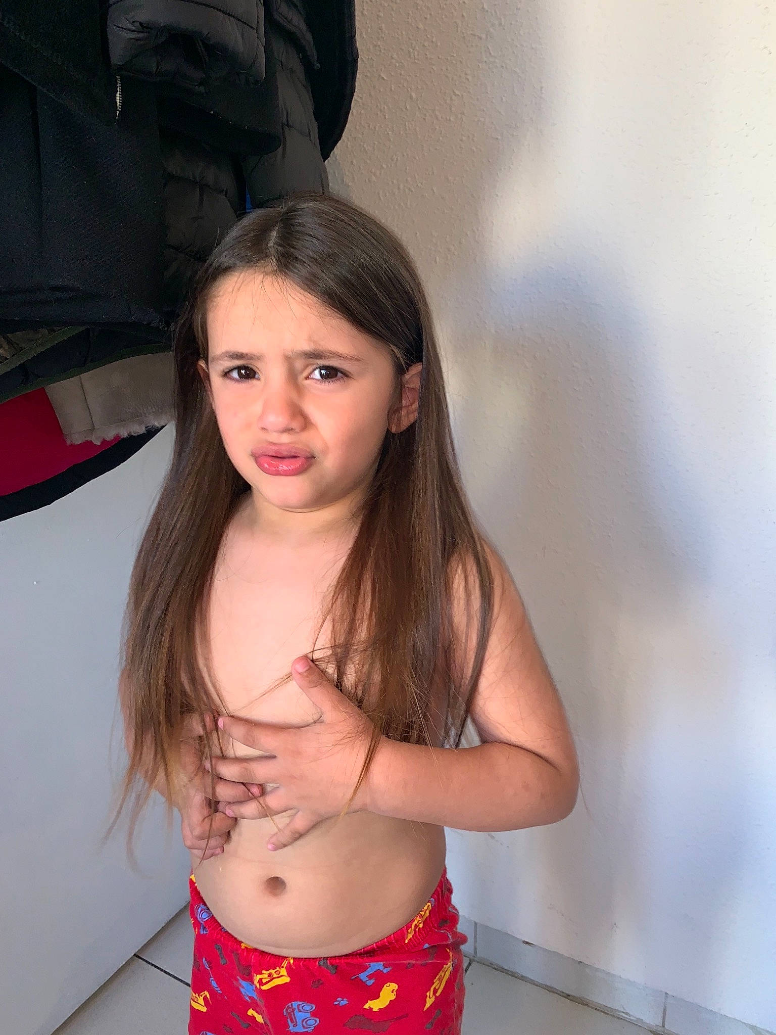 Rossé participe au concours pour gagner de l'argent avec cette photo : abdomen, beauty, black_hair, brown_hair, chest, child, child_model, finger, hair, hairstyle, long_hair, navel, person, photography, smile, trunk