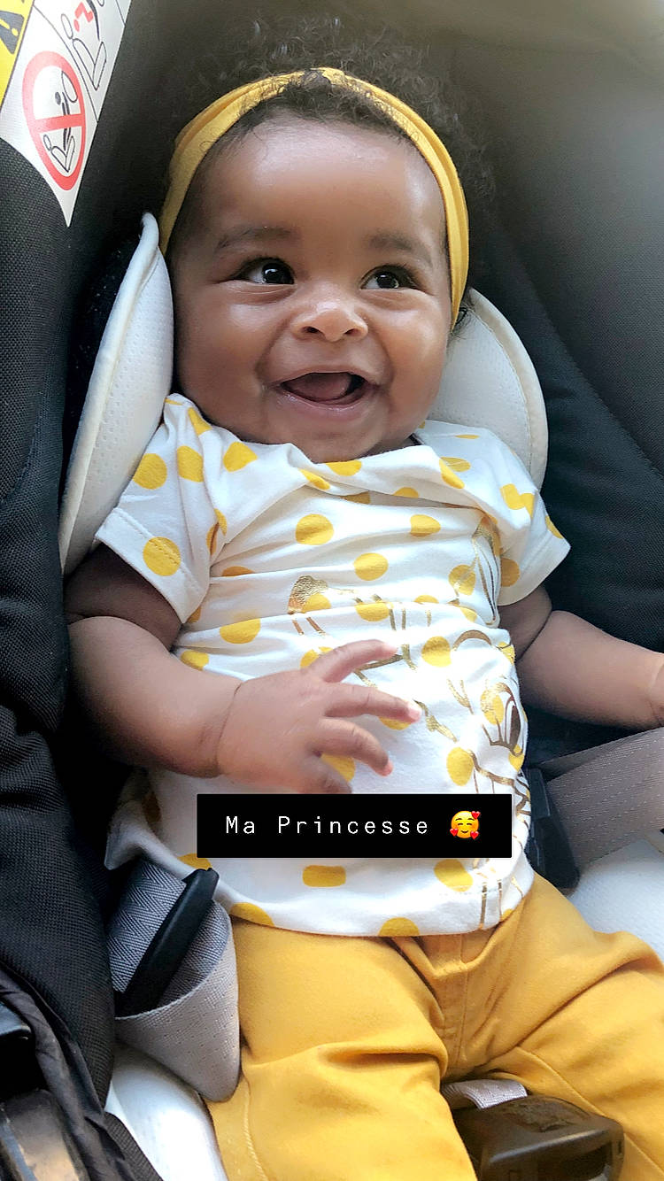 Selhya participe au concours pour gagner de l'argent avec cette photo : baby, baby_products, baby_toddler_clothing, black, cheek, child, comfort, facial_expression, fun, happy, human_leg, knee, person, product, sitting, smile, thigh, thumb, toddler, white