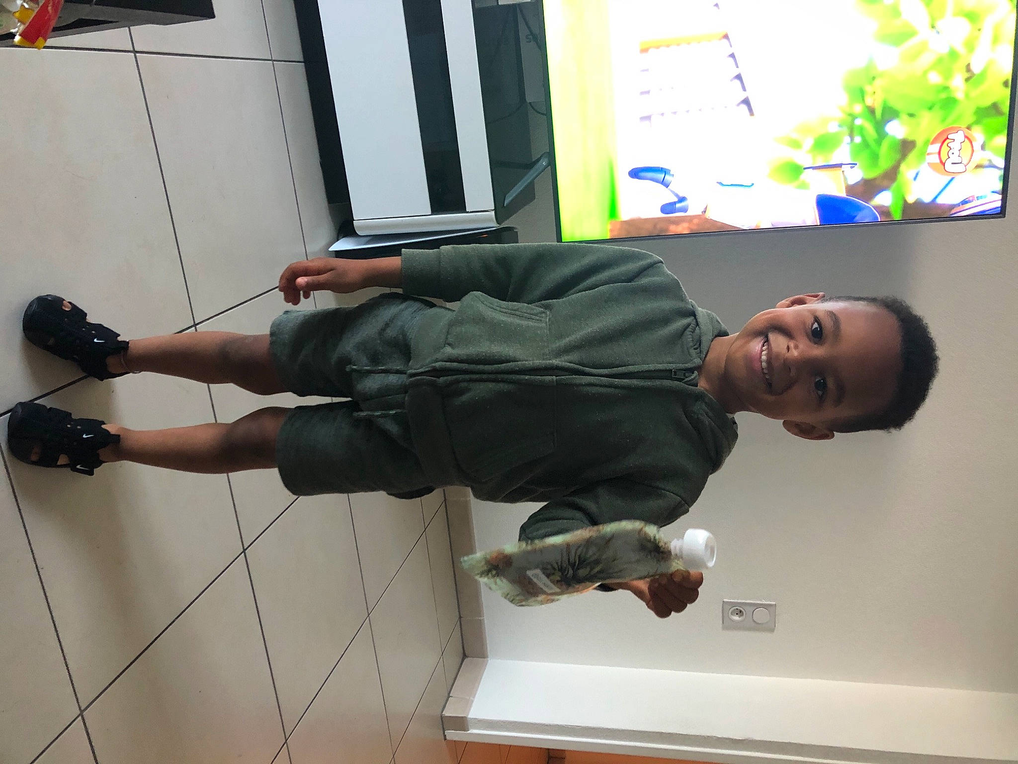 Mylhan a rejoint le concours — aidez-le/la à gagner de superbes lots ! desk, display_device, elbow, flooring, foot, fun, gadget, human_leg, job, joint, joy, knee, led_backlit_lcd_display, multimedia, person, room, sandal, shoe, smile, thigh