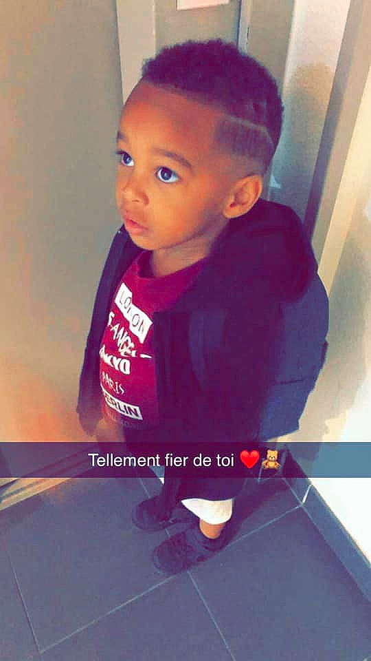 Mylhan participe au concours pour gagner de l'argent avec cette photo : black_hair, child, cool, electric_blue, eyebrow, eyewear, flooring, forehead, fun, gadget, hair, happy, jacket, neck, person, selfie, sitting, sleeve, sportswear, t_shirt