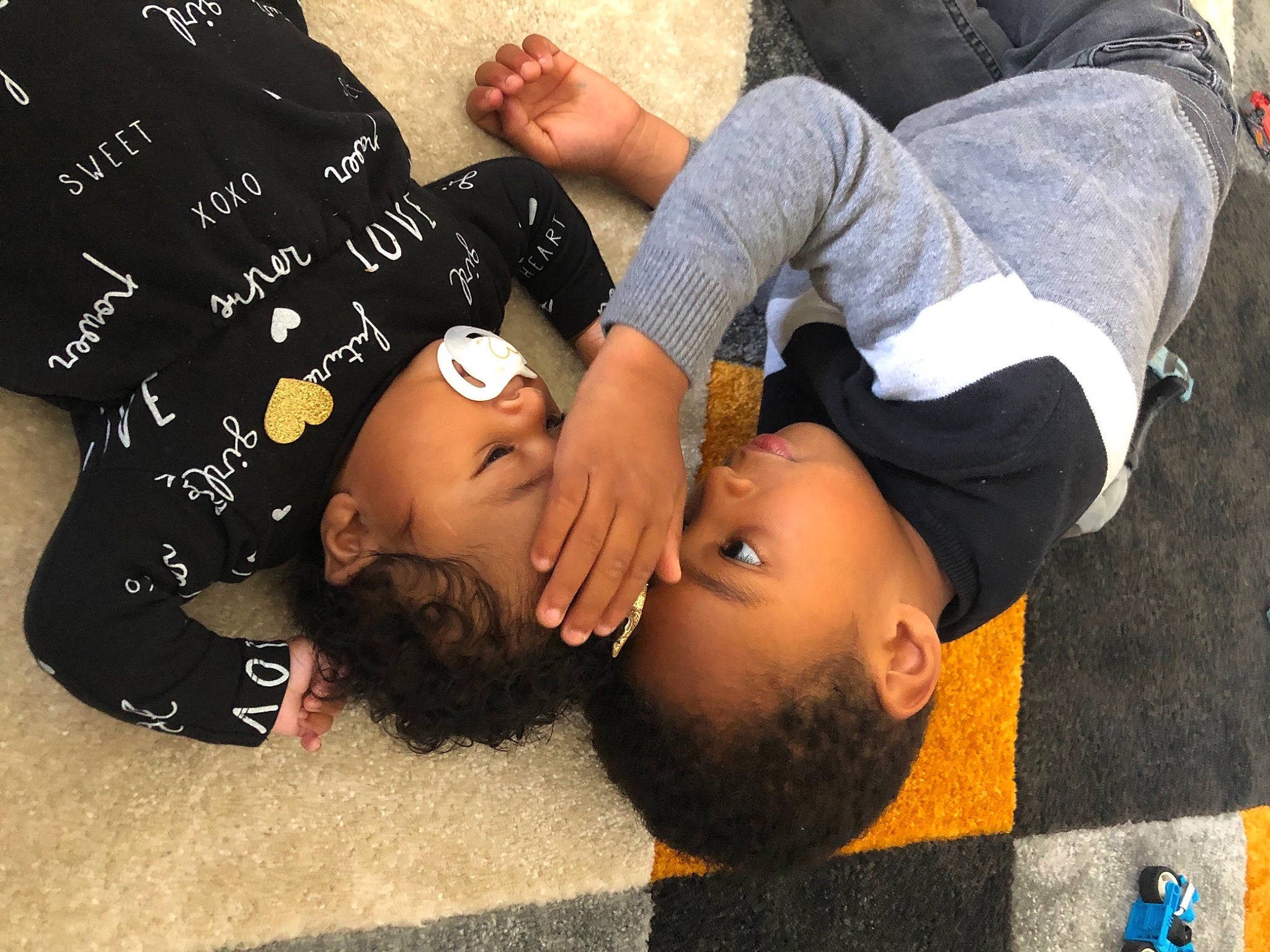 Mylhan participe au concours pour gagner de l'argent avec cette photo : black_hair, child, elbow, finger, flooring, friendship, fun, gesture, hand, happy, joint, leisure, mammal, person, plant, sleeve, t_shirt, thigh, toddler, tree