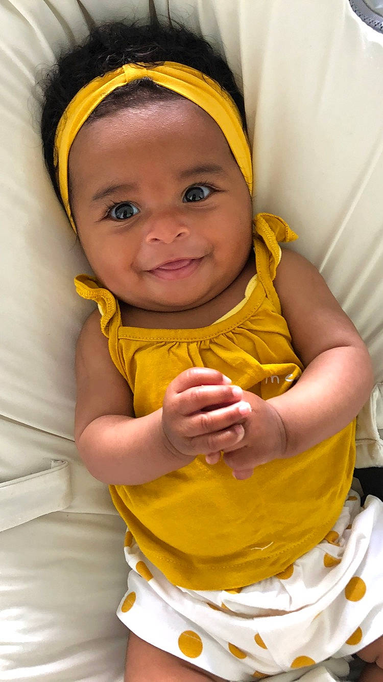 Selhya participe au concours pour gagner de l'argent avec cette photo : baby, cheek, chin, eye, face, gesture, green, happy, head, headwear, human_body, joy, lip, mouth, nose, organ, person, photograph, skin, sleeve