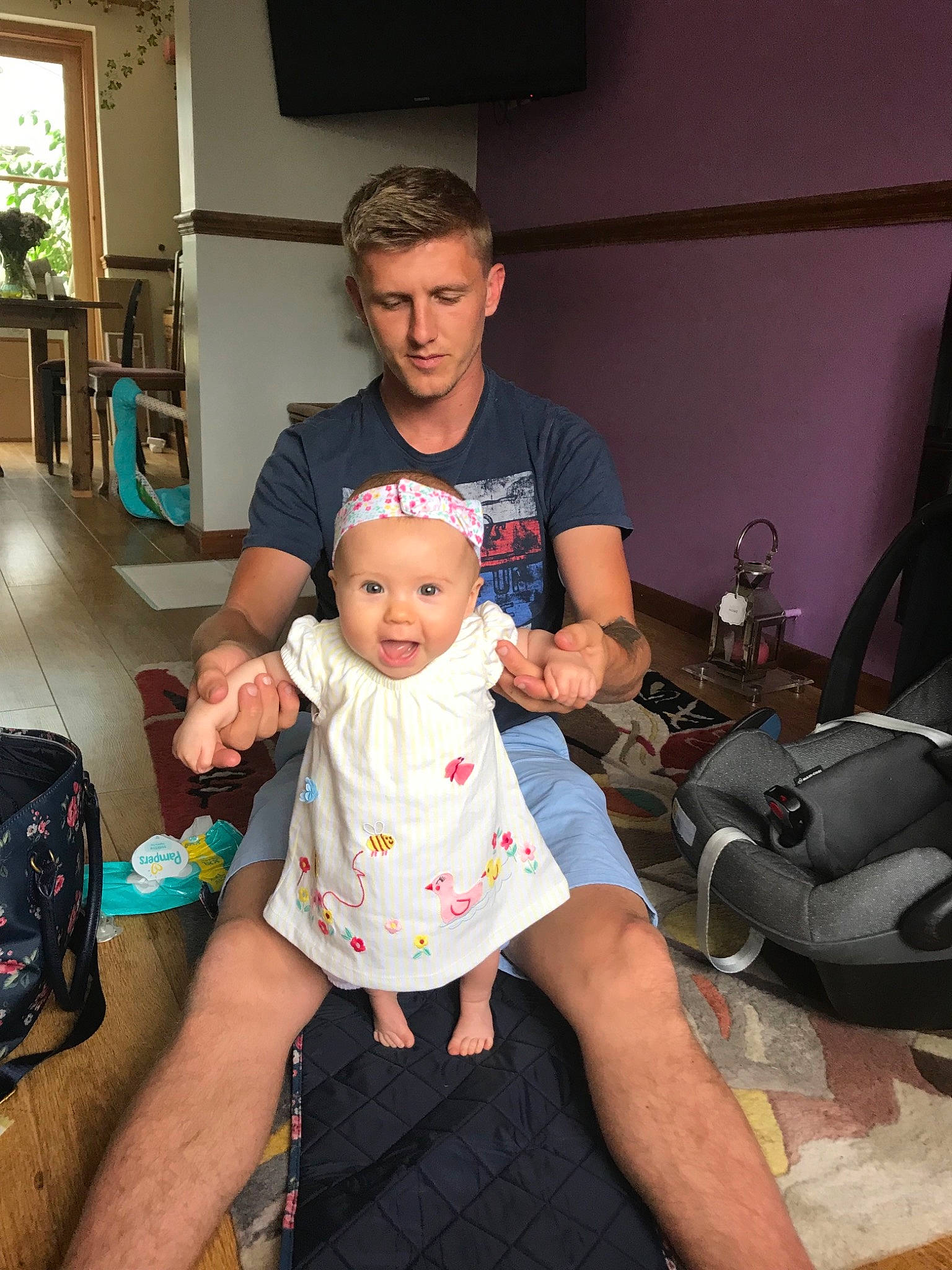 Esmee is registered to the contest to win money with this photo: arm, baby, baby_products, child, daughter, family, father, lap, leg, person, product, sitting, toddler, vacation