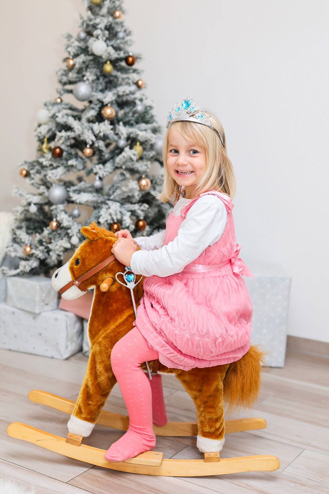 Lina participe au concours pour gagner de l'argent avec cette photo : carnivore, christmas_decoration, christmas_ornament, christmas_tree, companion_dog, dress, event, fawn, fun, happy, head, human_body, joy, lap, leg, person, pink, plant, smile, standing