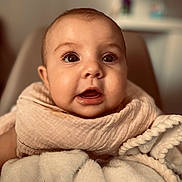 Giulia a rejoint le concours — aidez-le/la à gagner de superbes lots ! baby, infant, blanket, close_up, face, soft_texture, warm_lighting, cute, child, expression, indoor, portrait, newborn, cozy, wrapped, skin, big_eyes, mouth_open, head, adorable