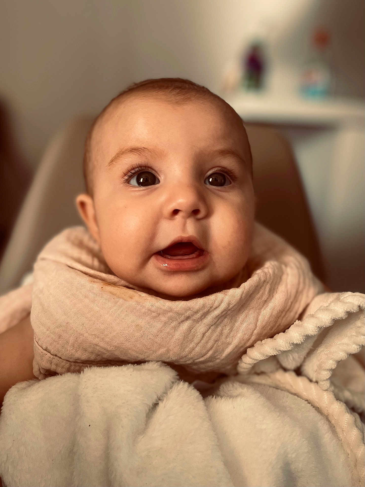 Giulia a rejoint le concours — aidez-le/la à gagner de superbes lots ! baby, infant, blanket, close_up, face, soft_texture, warm_lighting, cute, child, expression, indoor, portrait, newborn, cozy, wrapped, skin, big_eyes, mouth_open, head, adorable