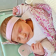 Ambre participe au concours pour gagner de l'argent avec cette photo : newborn, baby, sleeping, headband, knitwear, floral_pattern, blanket, hospital_bassinet, hand, face, peaceful, infant, pink, white, mint_green, cozy, cute, portrait, child, resting
