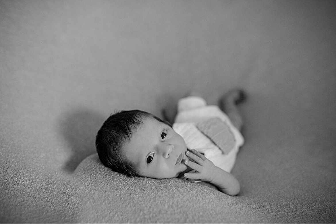Paco participe au concours pour gagner de l'argent avec cette photo : baby, newborn, infant, black_and_white, portrait, lying_down, hand, face, eyes, texture, soft, peaceful, cute, small, human, skin, hair, monochrome, closeup, resting