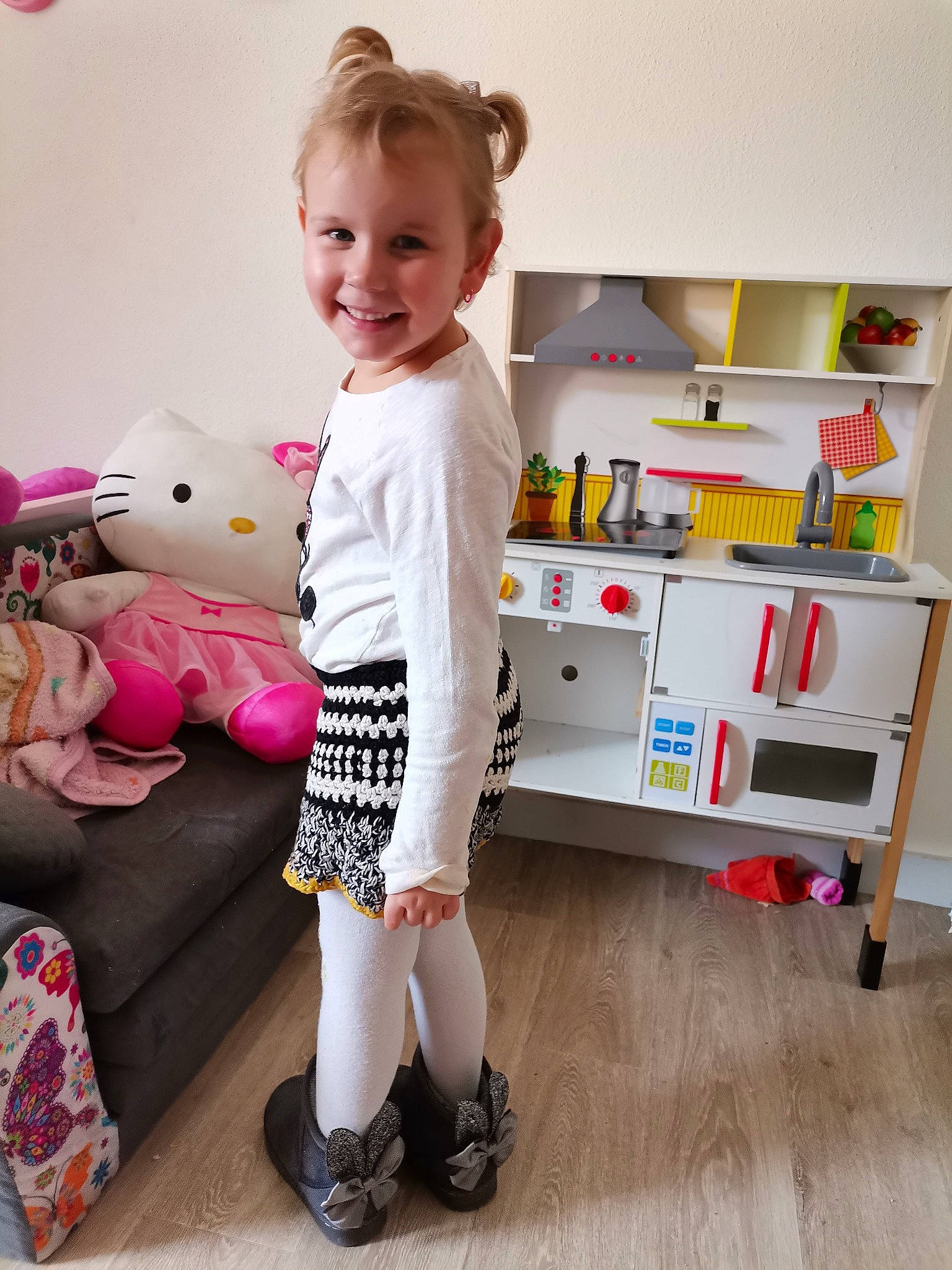 Lyloo participe au concours pour gagner de l'argent avec cette photo : baby_toddler_clothing, child, clothing, design, dress, footwear, joy, leg, outerwear, pattern, person, pink, play, product, room, shelf, shoe, sleeve, standing, t_shirt