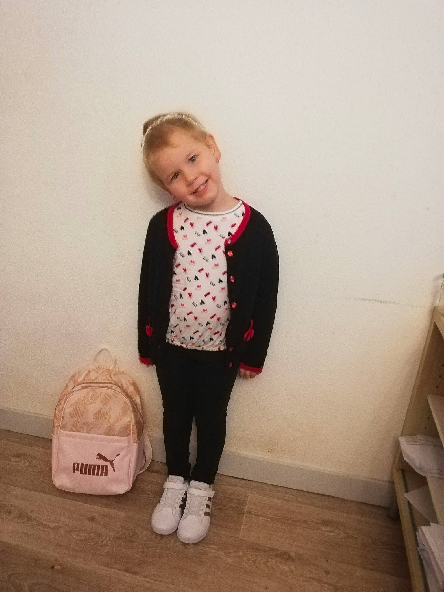 Lyloo a rejoint le concours — aidez-le/la à gagner de superbes lots ! beige, child, design, footwear, jacket, joint, joy, leggings, outerwear, pattern, person, pink, product, shoe, shoulder, sleeve, standing, toddler, trousers