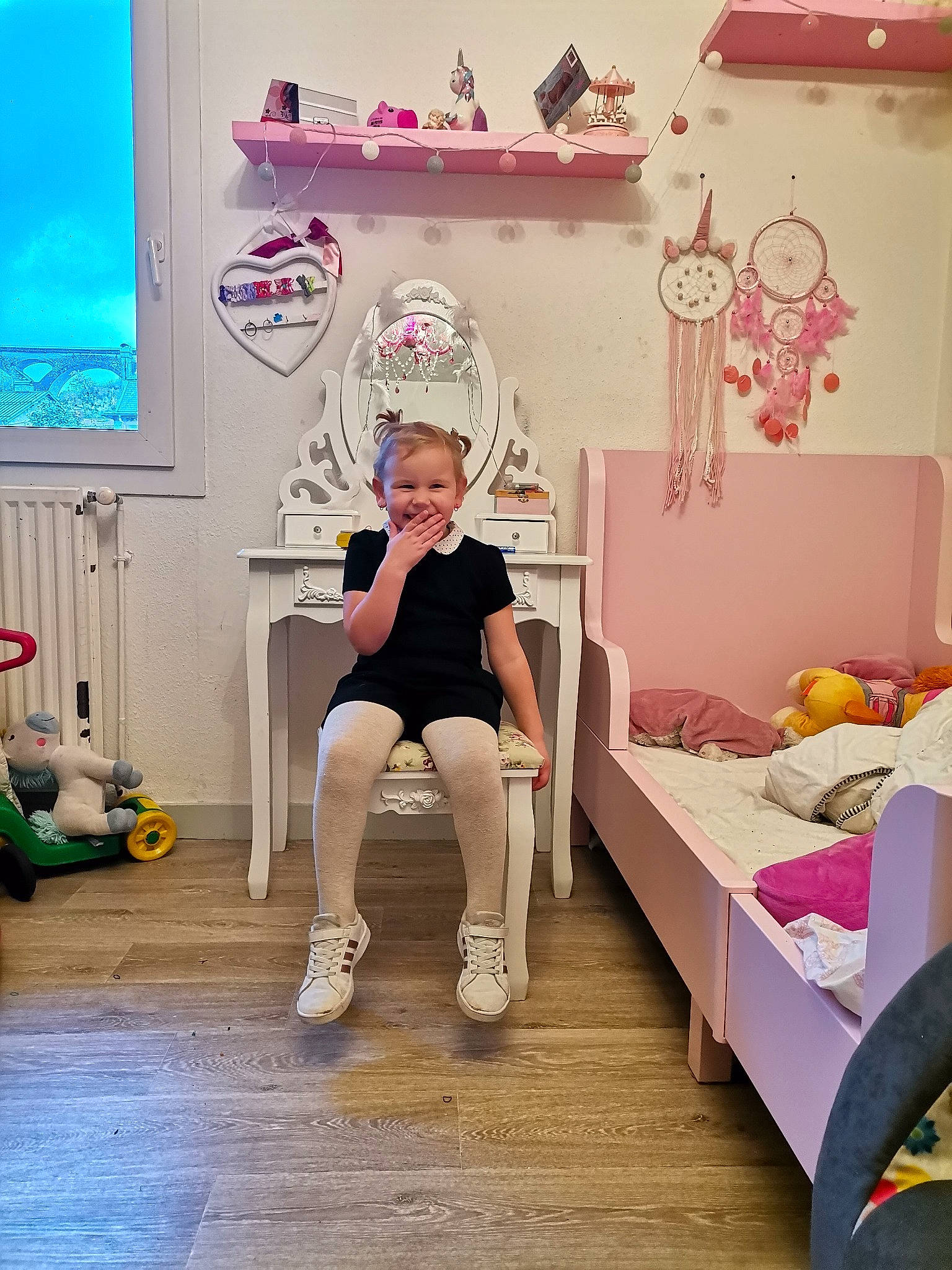 Lyloo a rejoint le concours — aidez-le/la à gagner de superbes lots ! child, floor, footwear, furniture, human_leg, interior_design, joy, leg, person, pink, plant, play, room, shoe, thigh, toddler, wallpaper