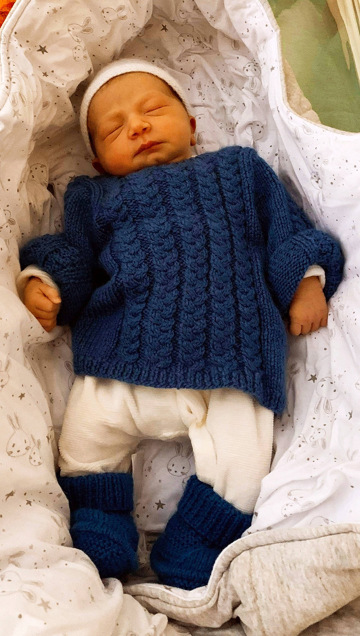 Malo a rejoint le concours — aidez-le/la à gagner de superbes lots ! azure, baby, baby_products, baby_sleeping, baby_toddler_clothing, child, comfort, electric_blue, headwear, knit_cap, linens, pattern, person, product, skin, sleeve, textile, thumb, toddler, white