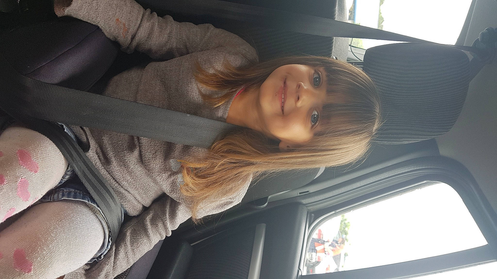 Amber participe au concours pour gagner de l'argent avec cette photo : auto_part, automotive_design, automotive_exterior, automotive_window_part, car, car_seat, car_seat_cover, comfort, door, dress, head_restraint, joy, long_hair, motor_vehicle, person, personal_luxury_car, smile, tints_and_shades, tree, vehicle