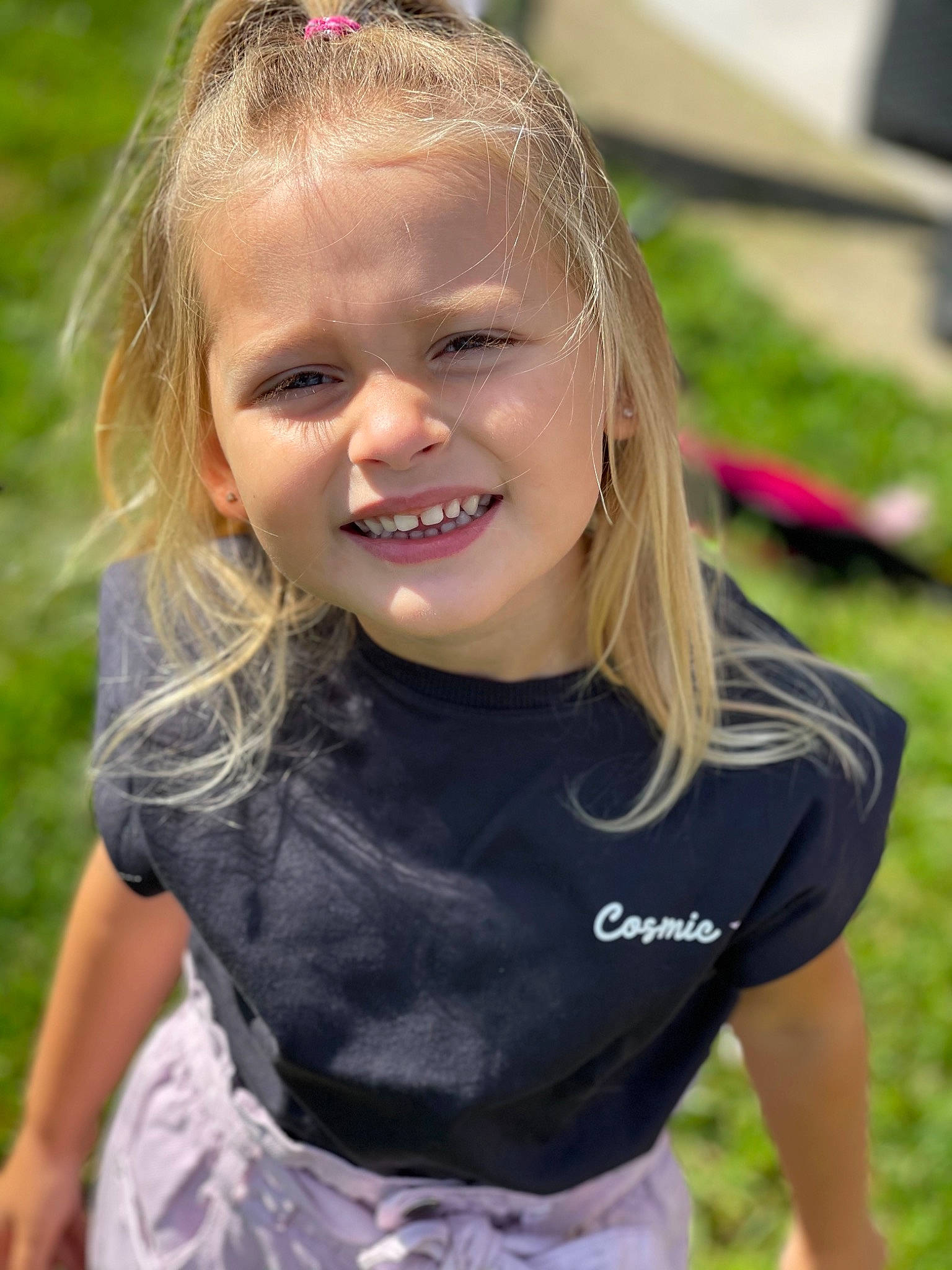 Alia participe au concours pour gagner de l'argent avec cette photo : blond, brown_hair, child, face, fun, gesture, grass, grass_family, happy, human_body, iris, jewellery, joy, leisure, people_in_nature, person, pink, recreation, sleeve, smile