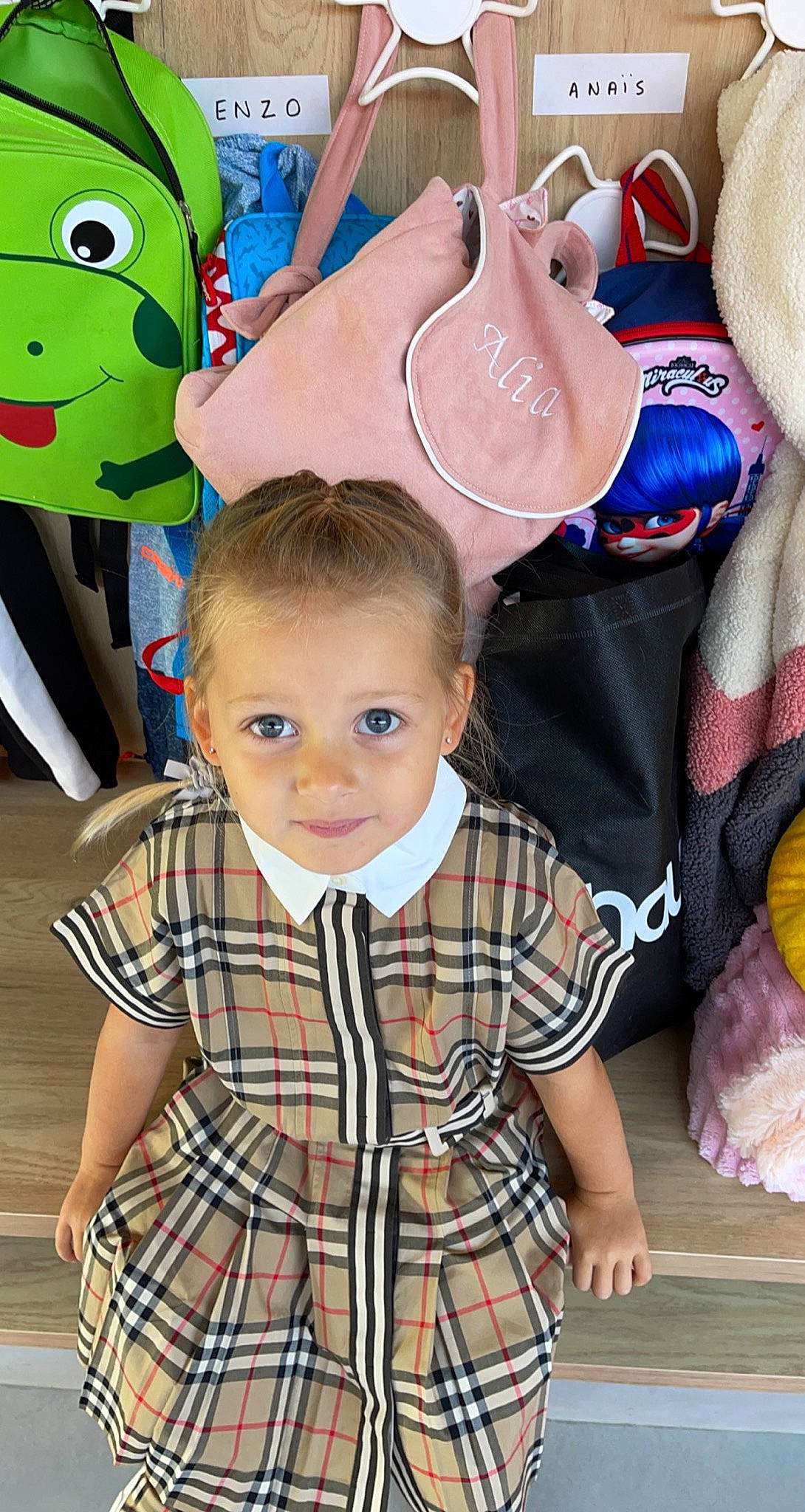 Alia participe au concours pour gagner de l'argent avec cette photo : baby_toddler_clothing, blue, child, facial_expression, fun, green, happy, head, mammal, organ, people, person, photograph, plaid, product, sleeve, tartan, textile, toddler, vertebrate